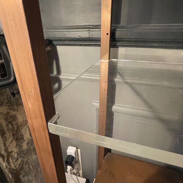 Etagère colonne éclairée vintage, acier cuivré, design industriel brutaliste, ca 1970