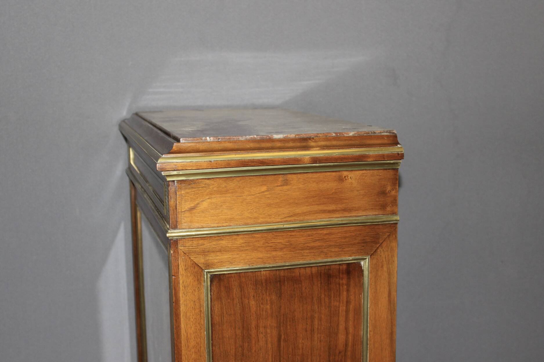 Vitrine de style Louis XVI en noyer XIX