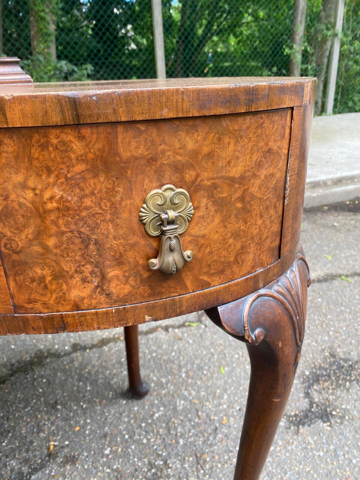 Console lady's desk in walnut burl from the early 20th century.