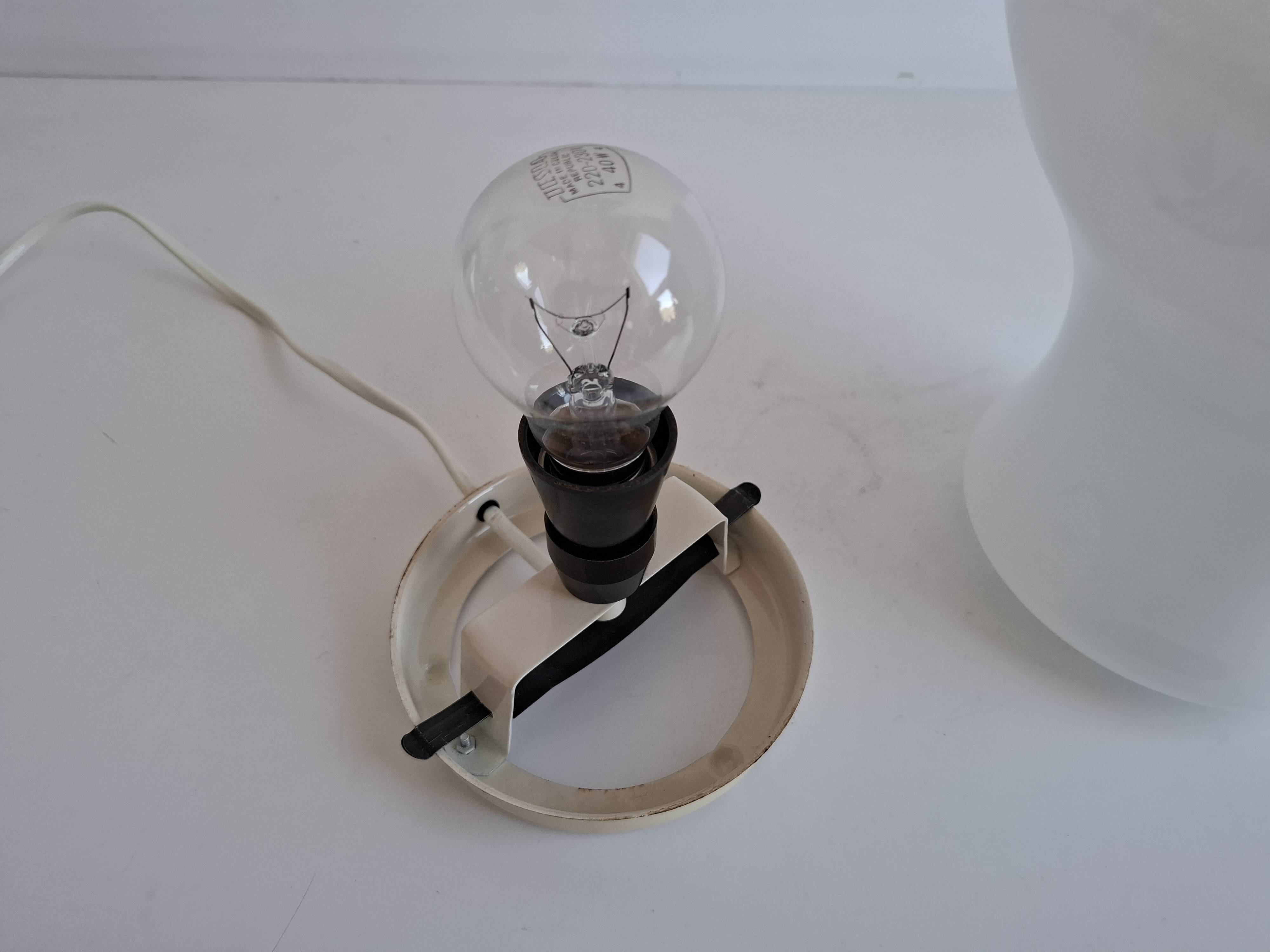 Lampe de table en verre opalin tchécoslovaque d'Ivan Jakeš des années 1970