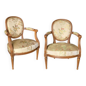 Paire de fauteuils cabriolets Louis XVI en soie