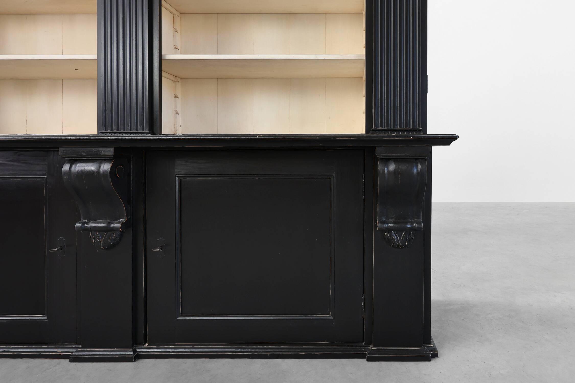 Bibliothèque haute noire du 20e siècle en MDF, Royaume-Uni