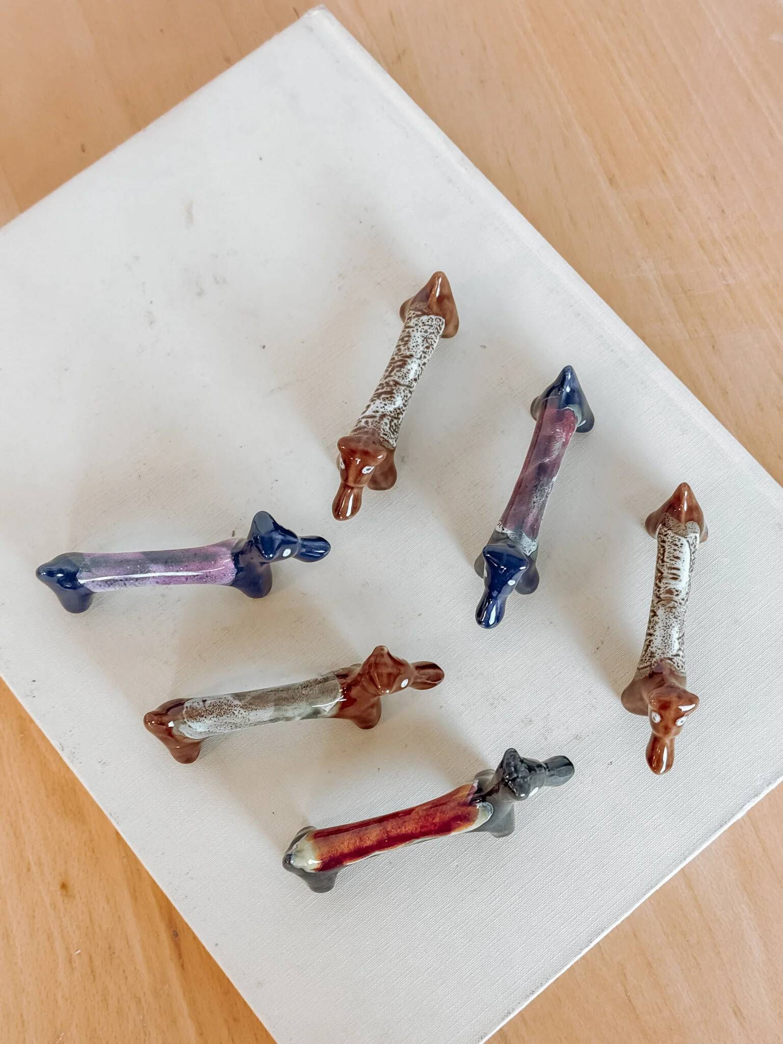 Lot de 6 repose-couteaux teckel en céramique émaillée