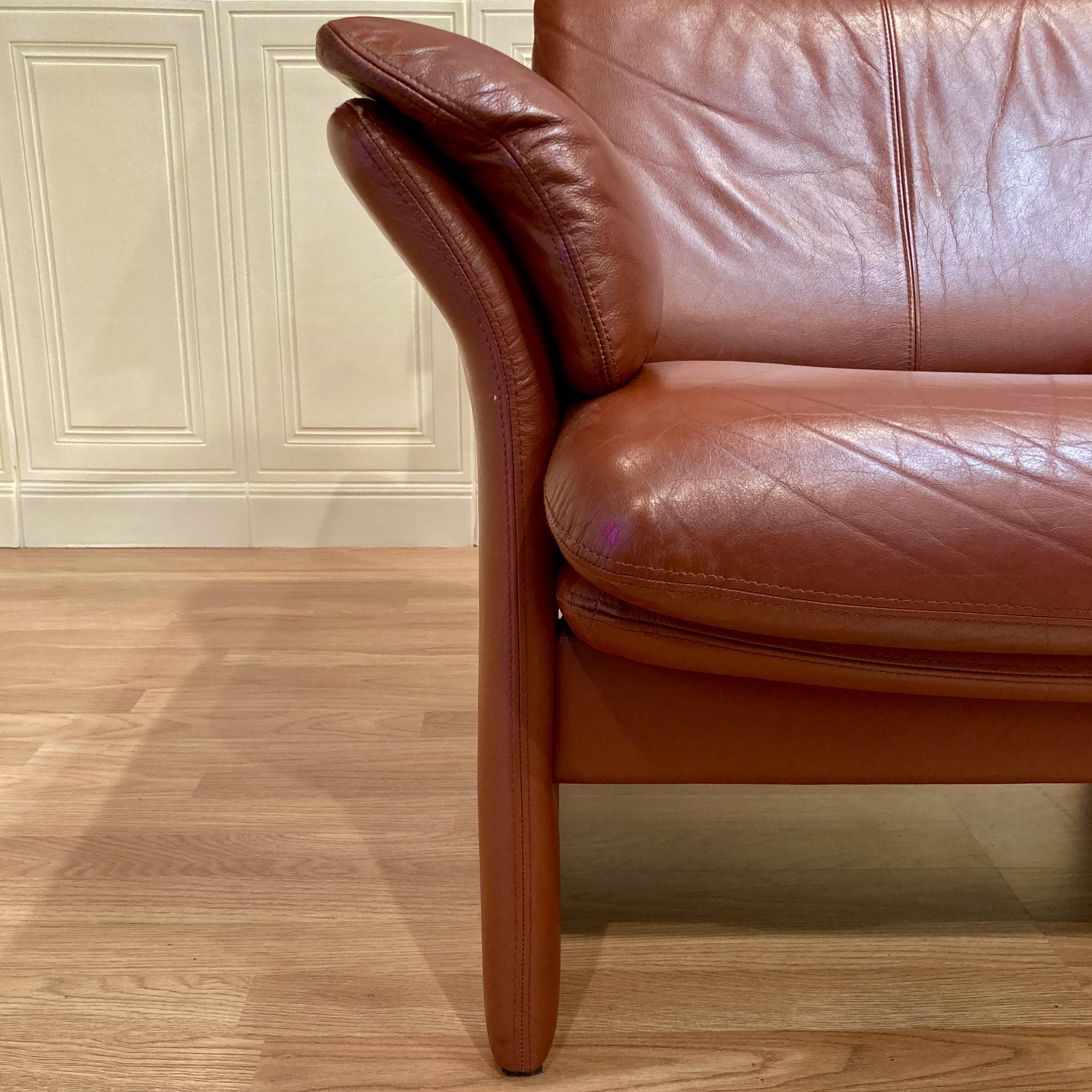 Adjustable and modular leather design armchair.