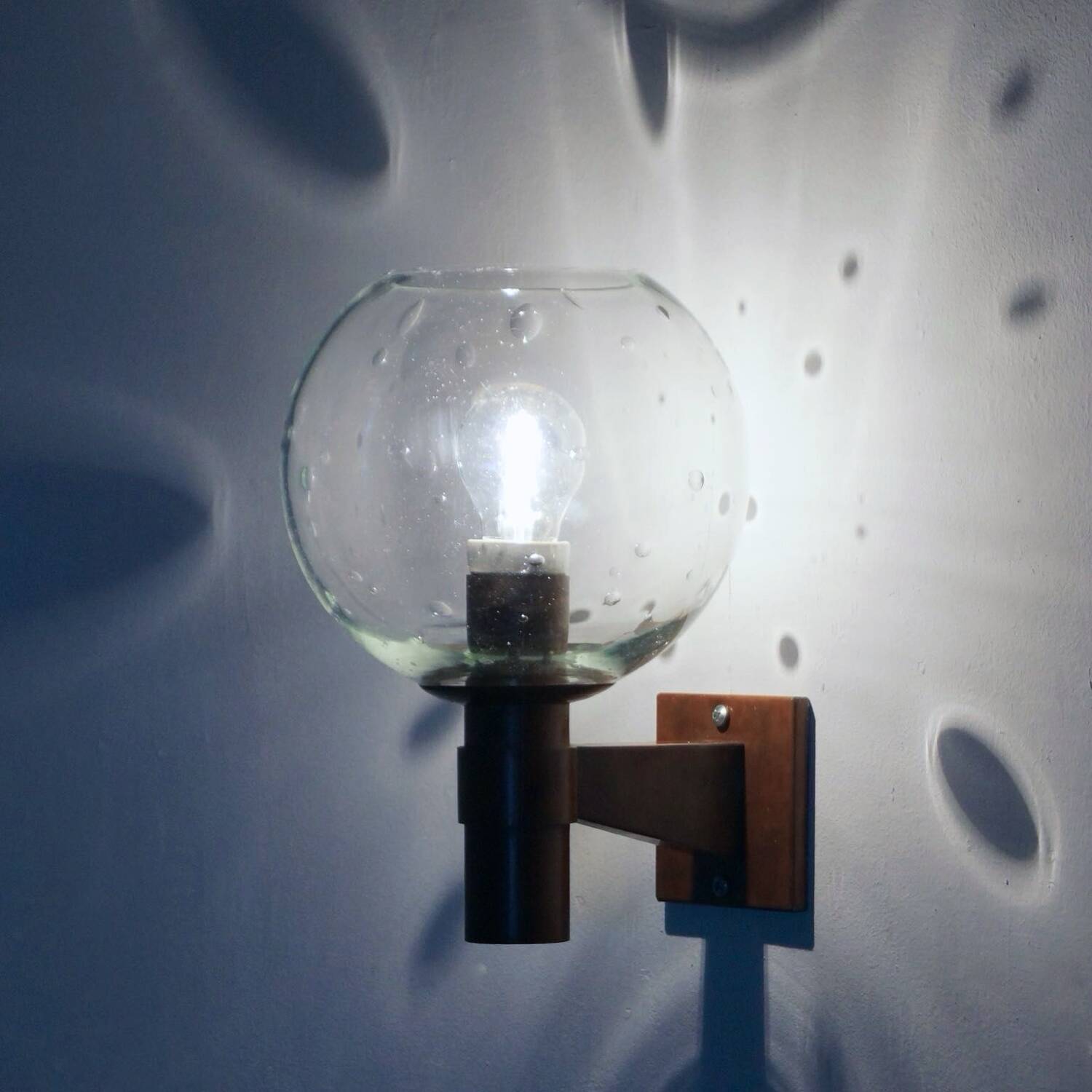 Paire d'appliques murales en laiton avec sphère de verre et gouttes d'eau ca. 1960