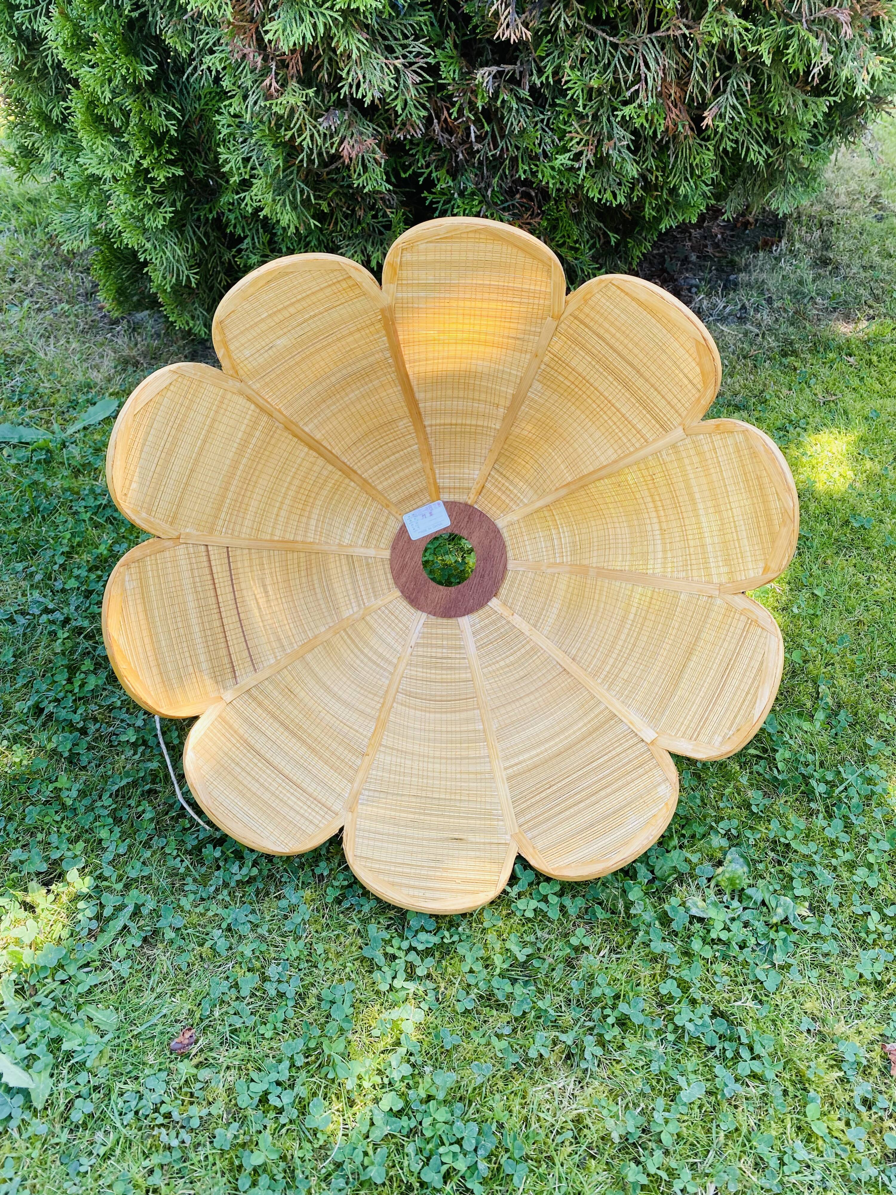 Flower-shaped rattan suspension
