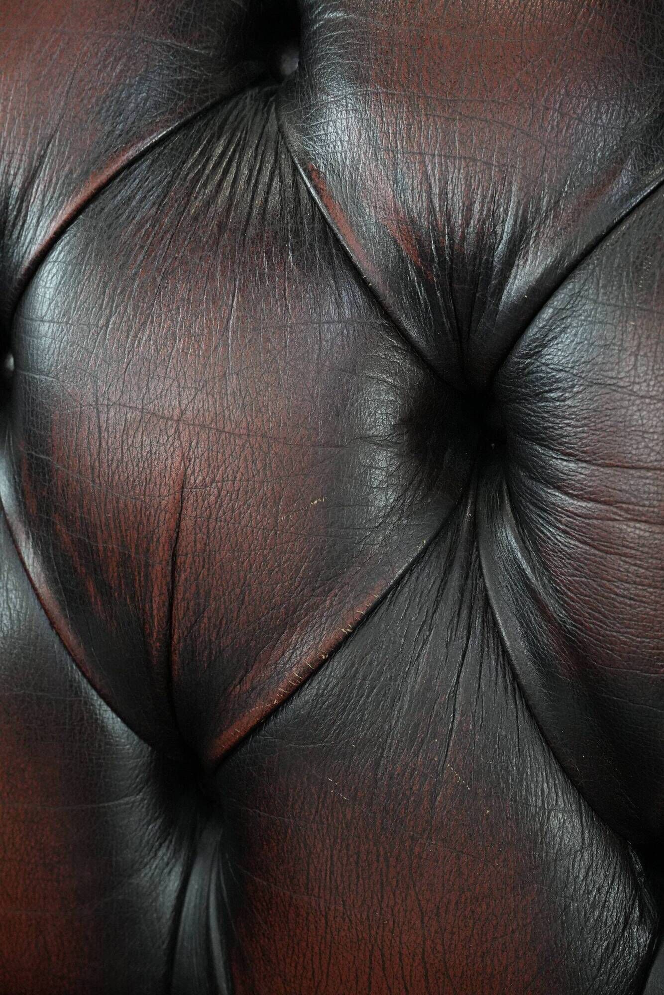 Classic cowhide Chesterfield sofa in English style with red/brown colours