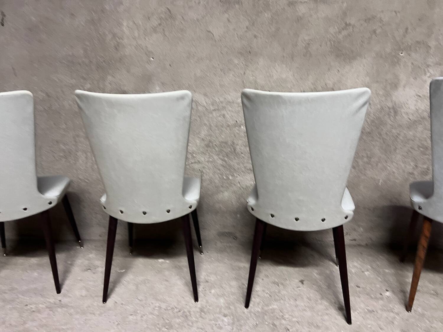 Serie de 6 chaises Baumann modèle Essor en simili cuir blanc