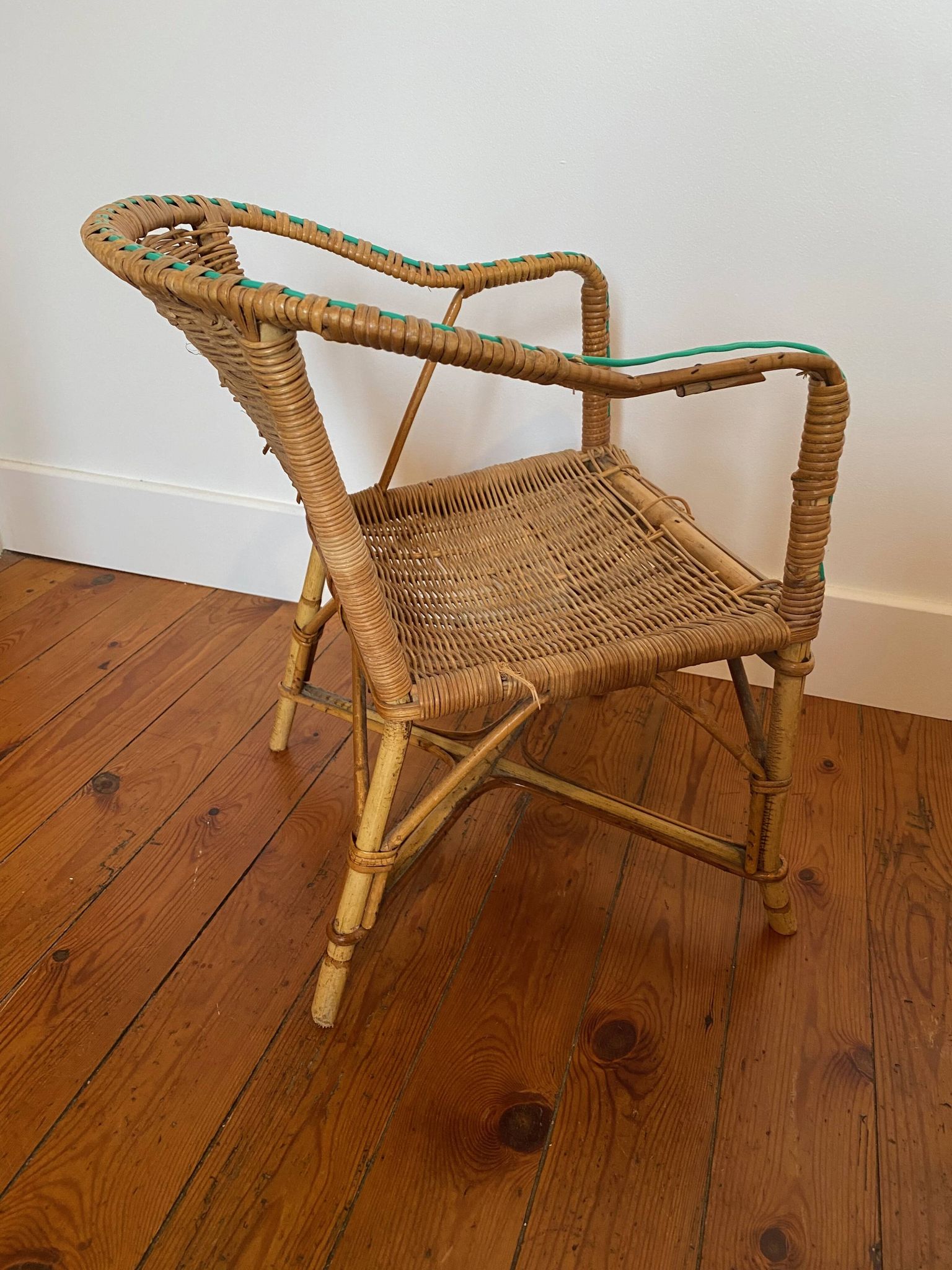 Set of table + children's chair in rattan.