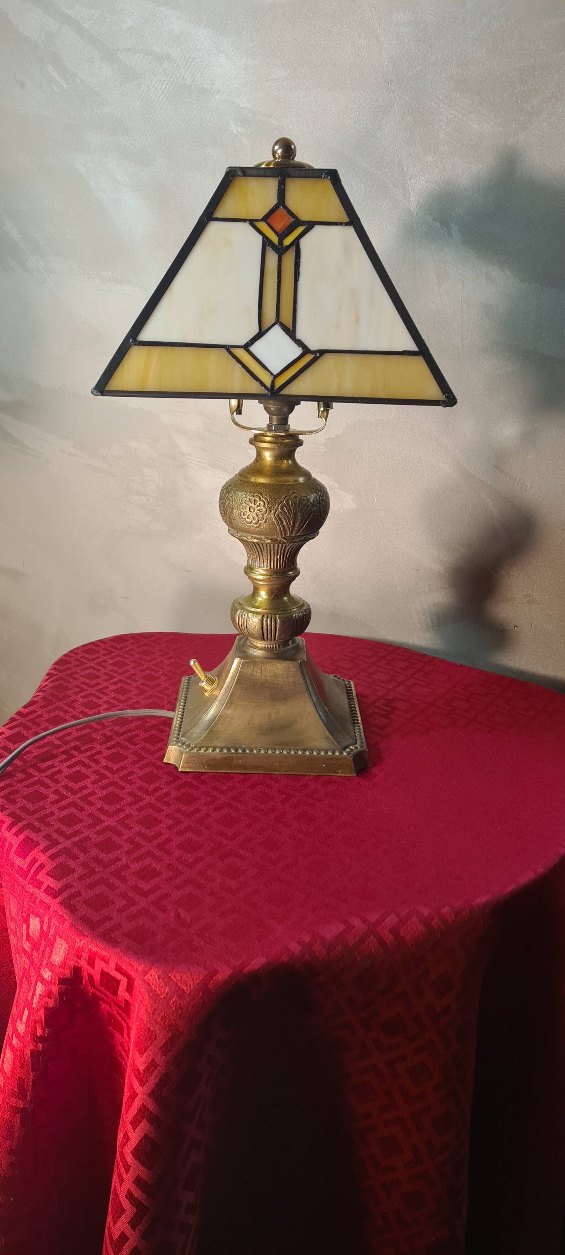 Art deco bronze and brass lamp h40x30 tiffany glass style lampshade