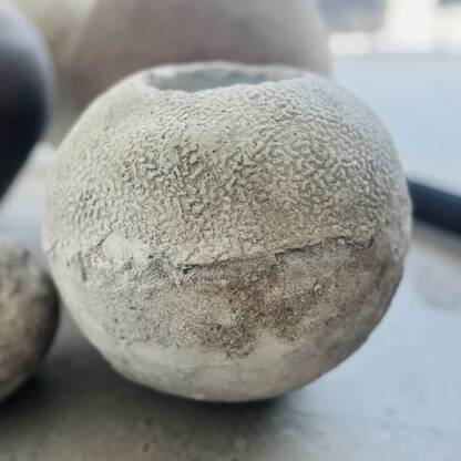 Minami - artisanal pot in mineral cement – Wabi-Sabi style