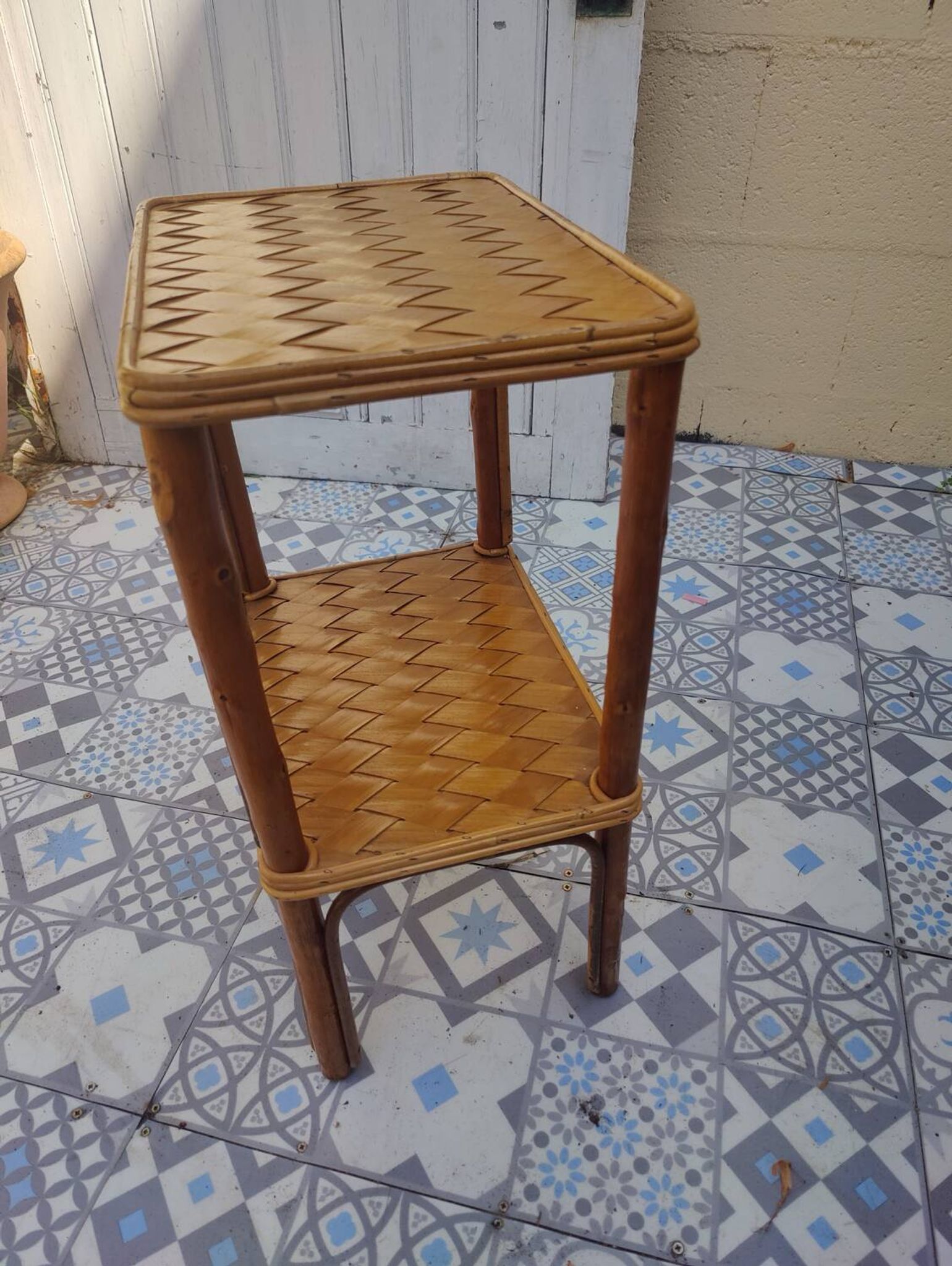 Desserte vintage en rotin tressé