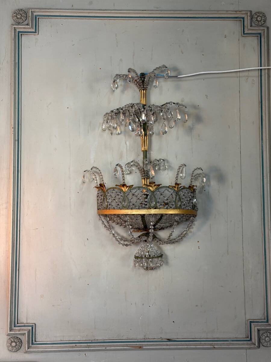 Paire d’appliques en métal peint et doré garnies de cristaux, Italie vers 1920