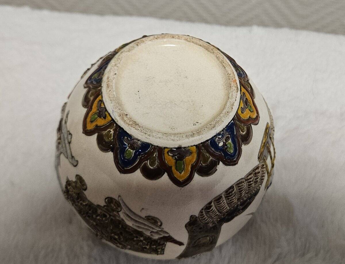 Set of three pieces of Japanese Satsuma-style ceramics.