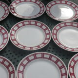 14 assiettes plates de chez badonvillier à damier bordeaux