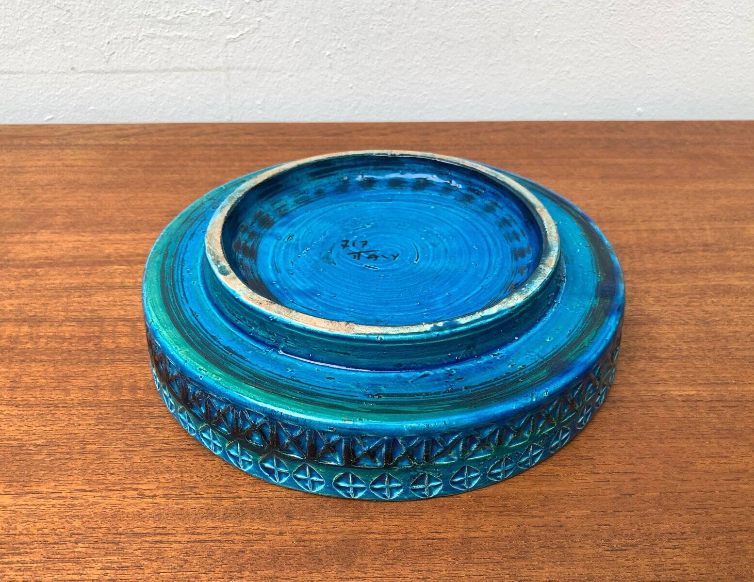 Large bowl in Rimini Blu pottery in mid-century style by Aldo Londi for Bitossi, Italy, 1960s.