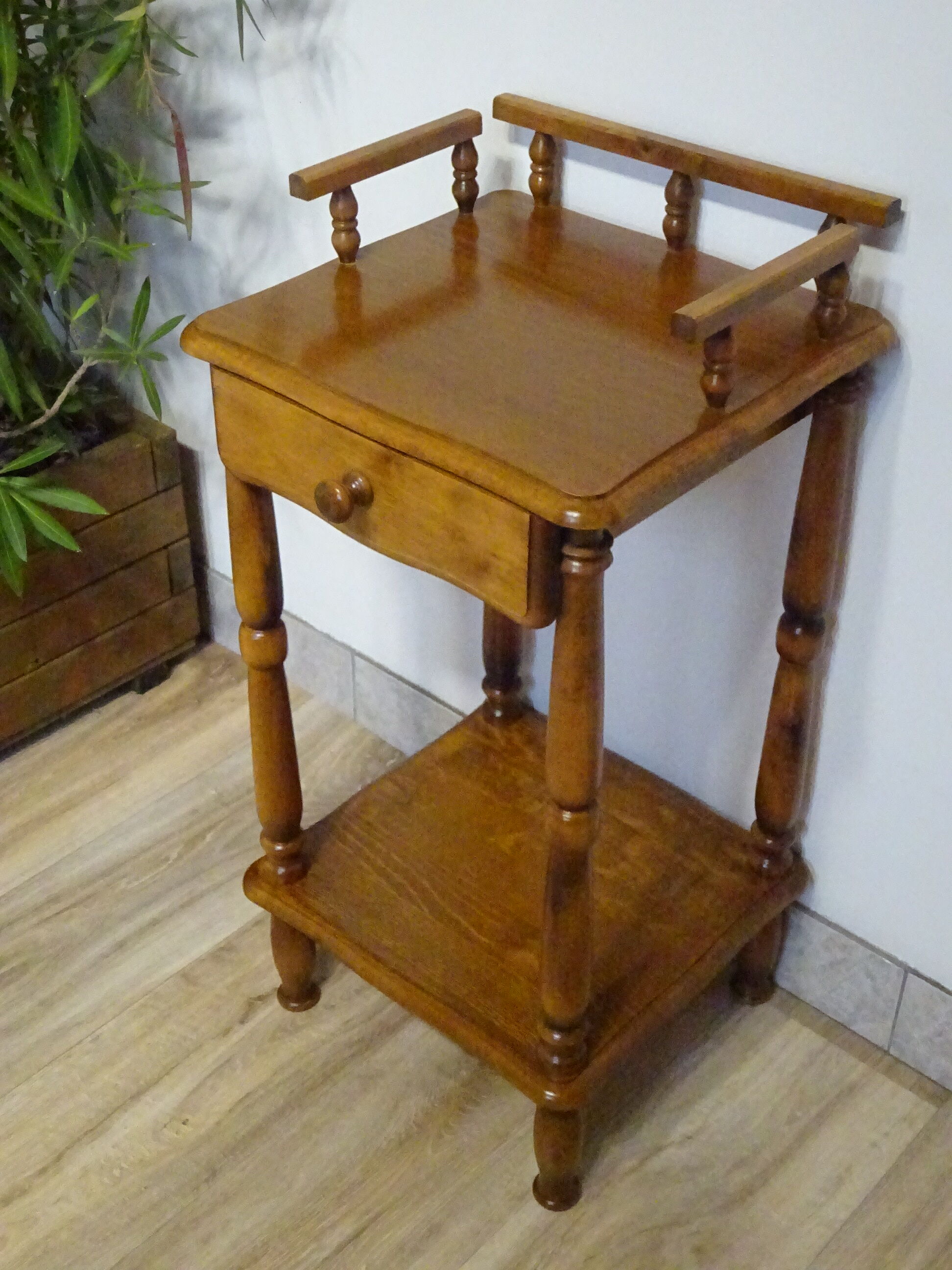 Meuble d'entrée pour téléphone et box internet