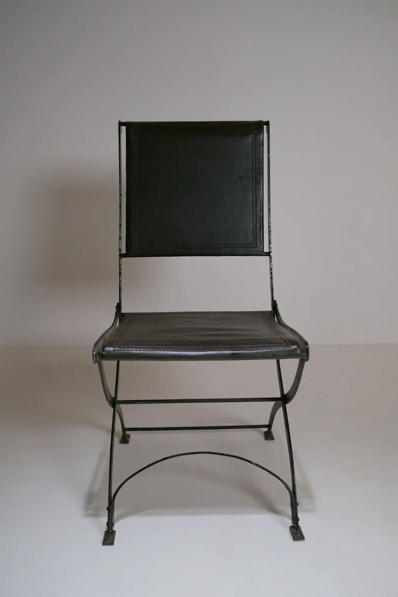 Foldable chair in wrought iron and leather. c. 1950