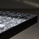 Table basse italienne sur cadre en métal plat avec plateau en mosaïque noire et blanche, années 1980