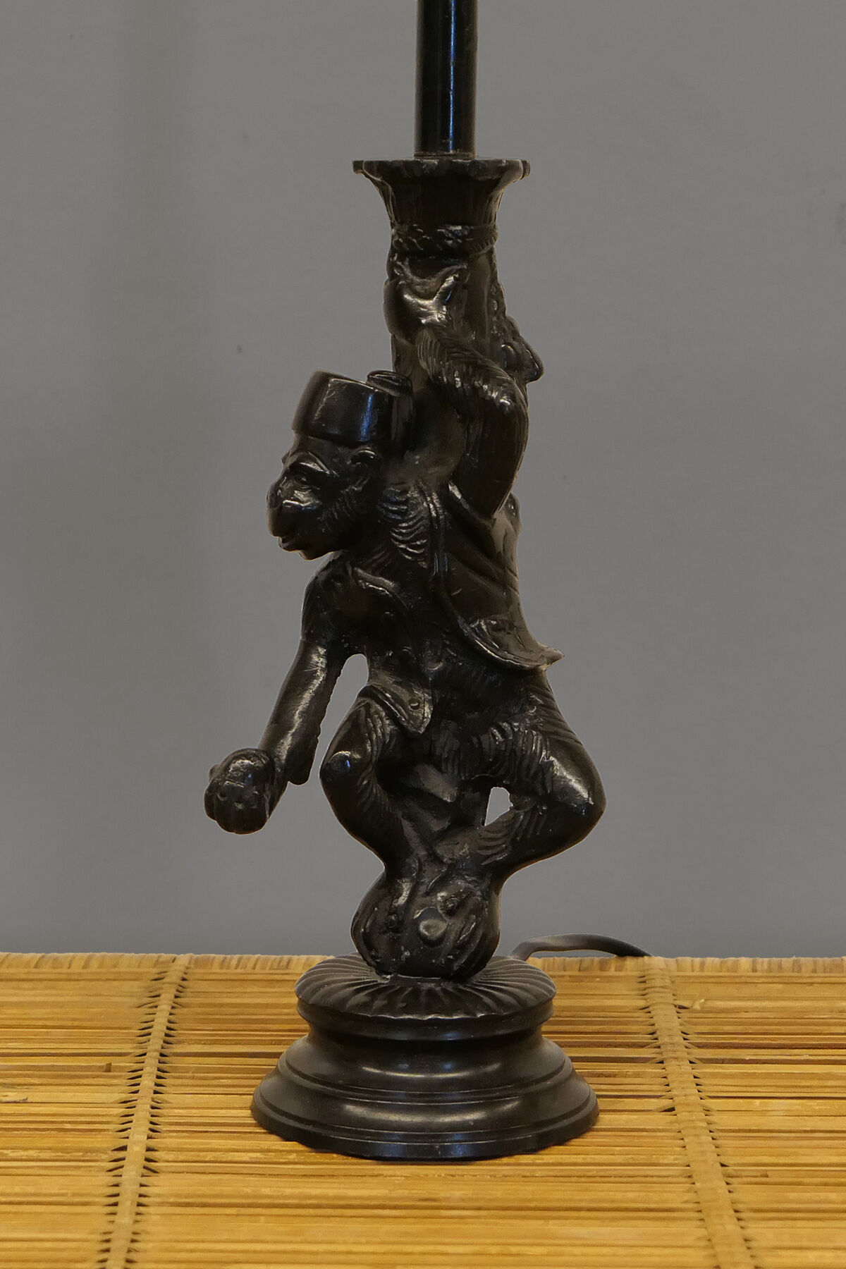 Lamp monkey learned juggler in patinated bronze