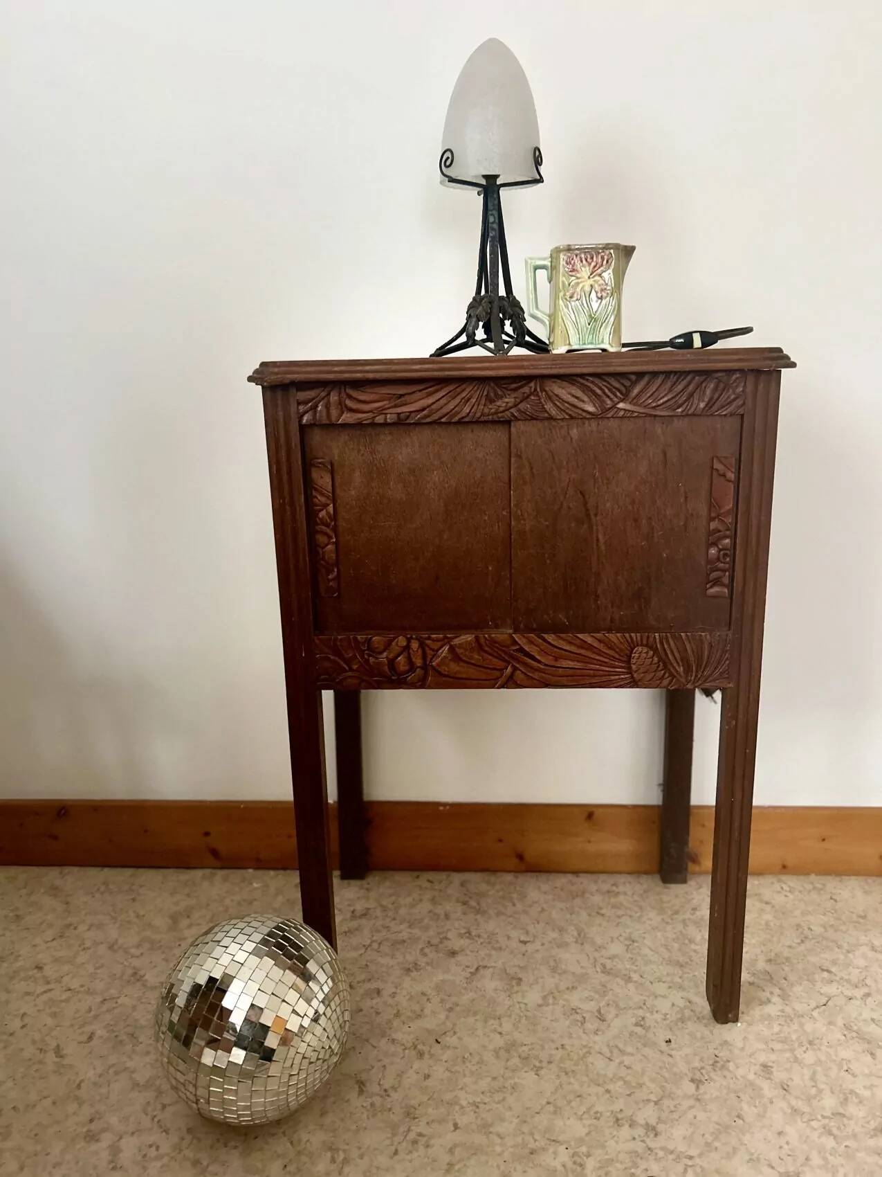 Petit meuble art déco aux portes coulissantes, atypique et joli