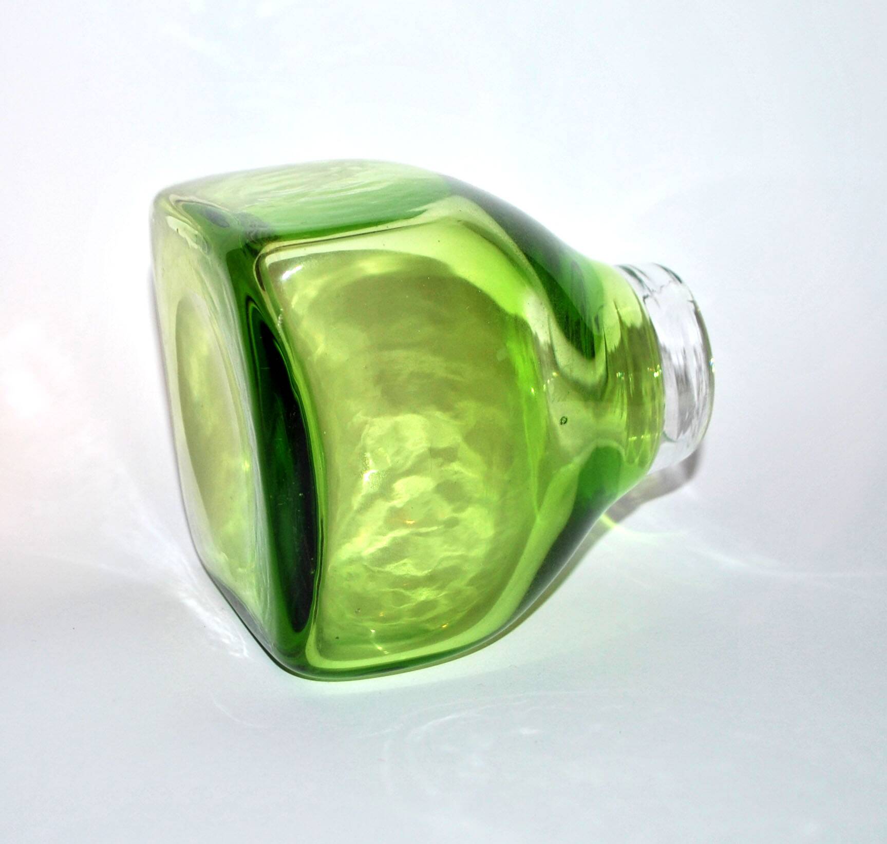 DESIGN Scandinavian vase in lined blown glass Green 1960-70 dlG Whitefriars