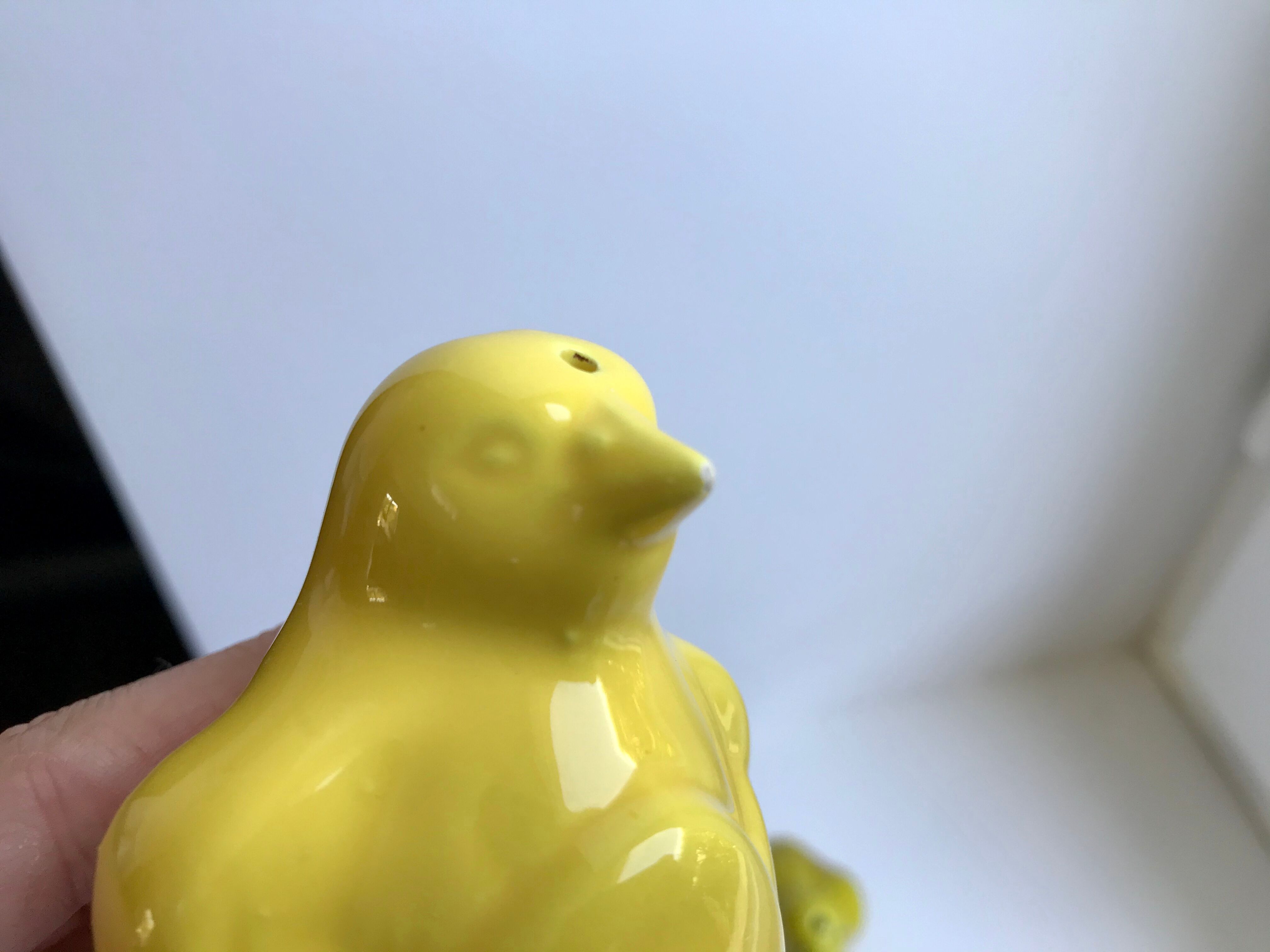 Duo of ceramic salt shakers style chick and vintage penguin