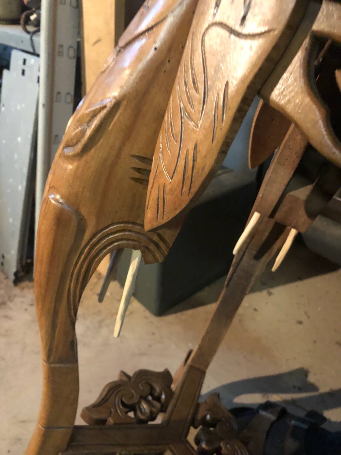 Guéridon sculpté à tête d éléphants