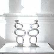 Paire de bougeoirs design par Matthew Hilton