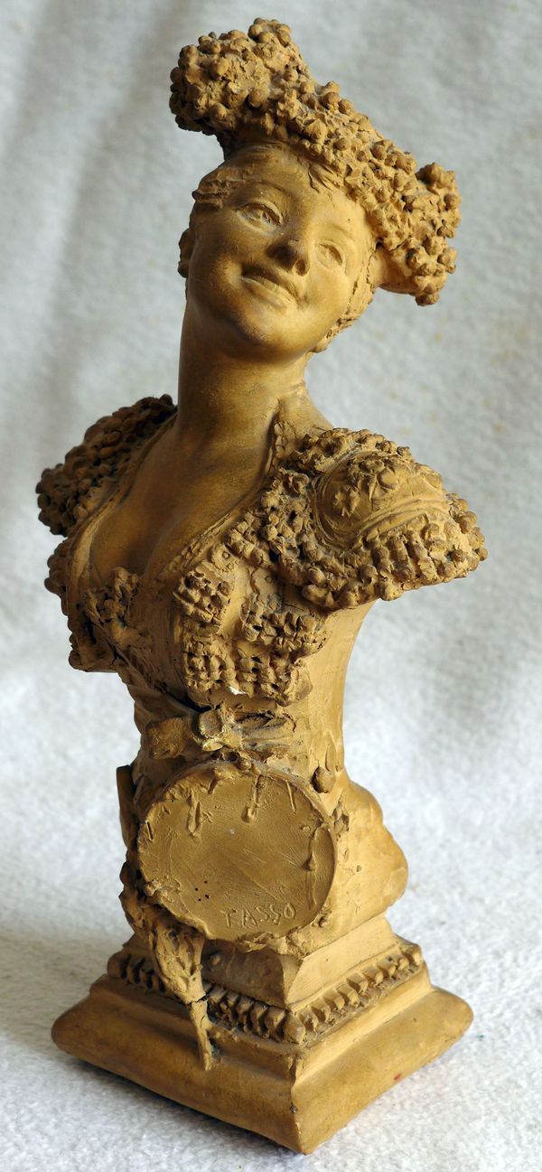 Buste de femme en terre cuite signé Torcuato Tasso Y Nadal