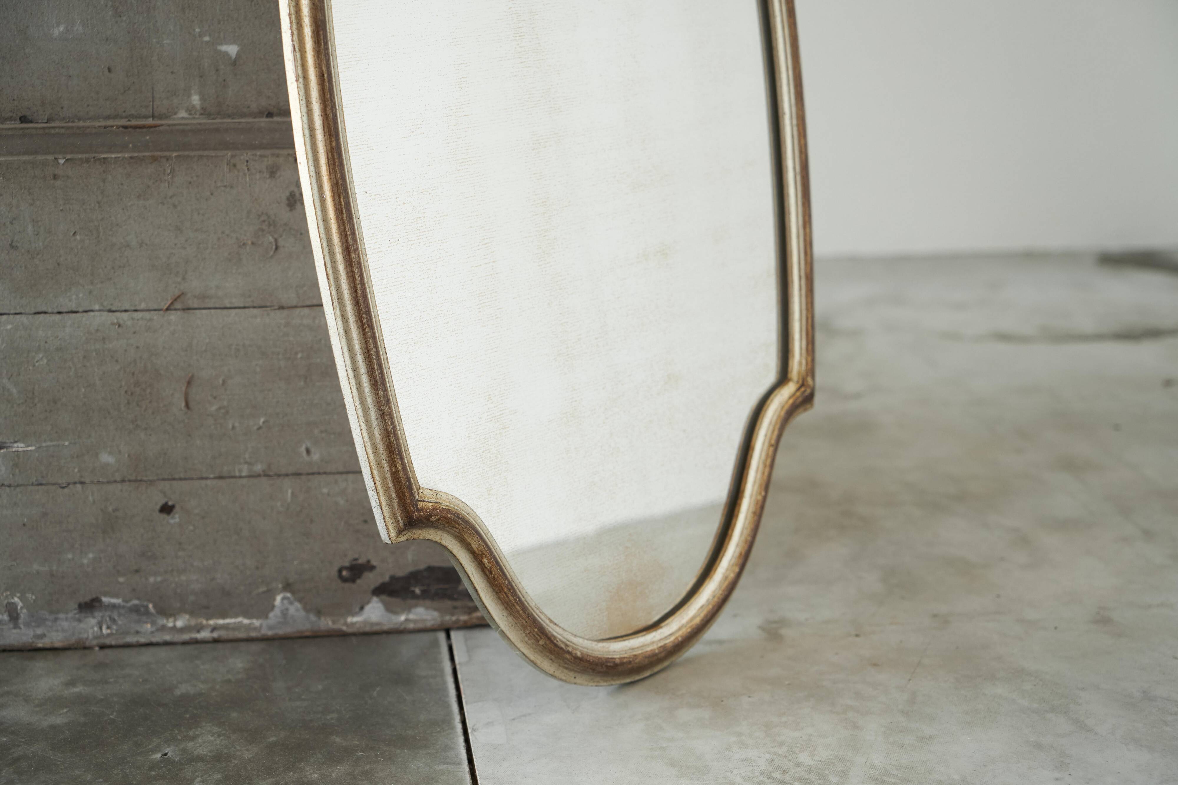 Miroir mural néoclassique en bois milieu du siècle