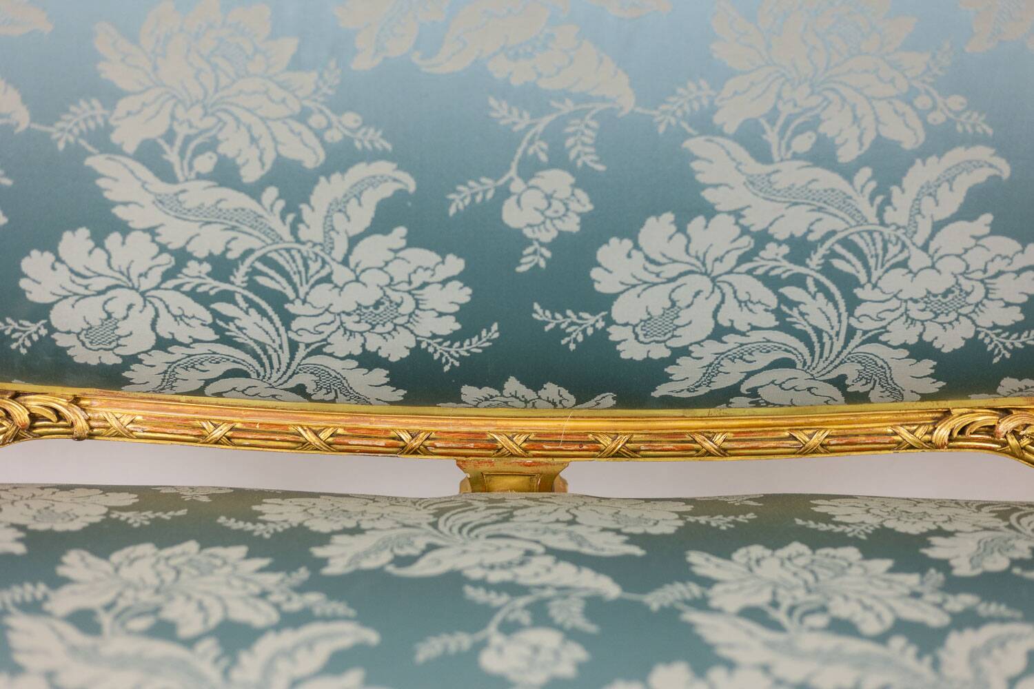 Salon de style Louis XV à chassis en bois doré. Circa 1880.