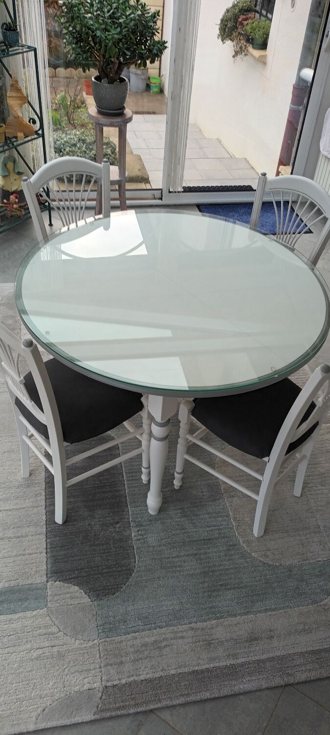 Extendable round table and 4 wooden and straw chairs.