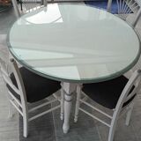 Extendable round table and 4 wooden and straw chairs.