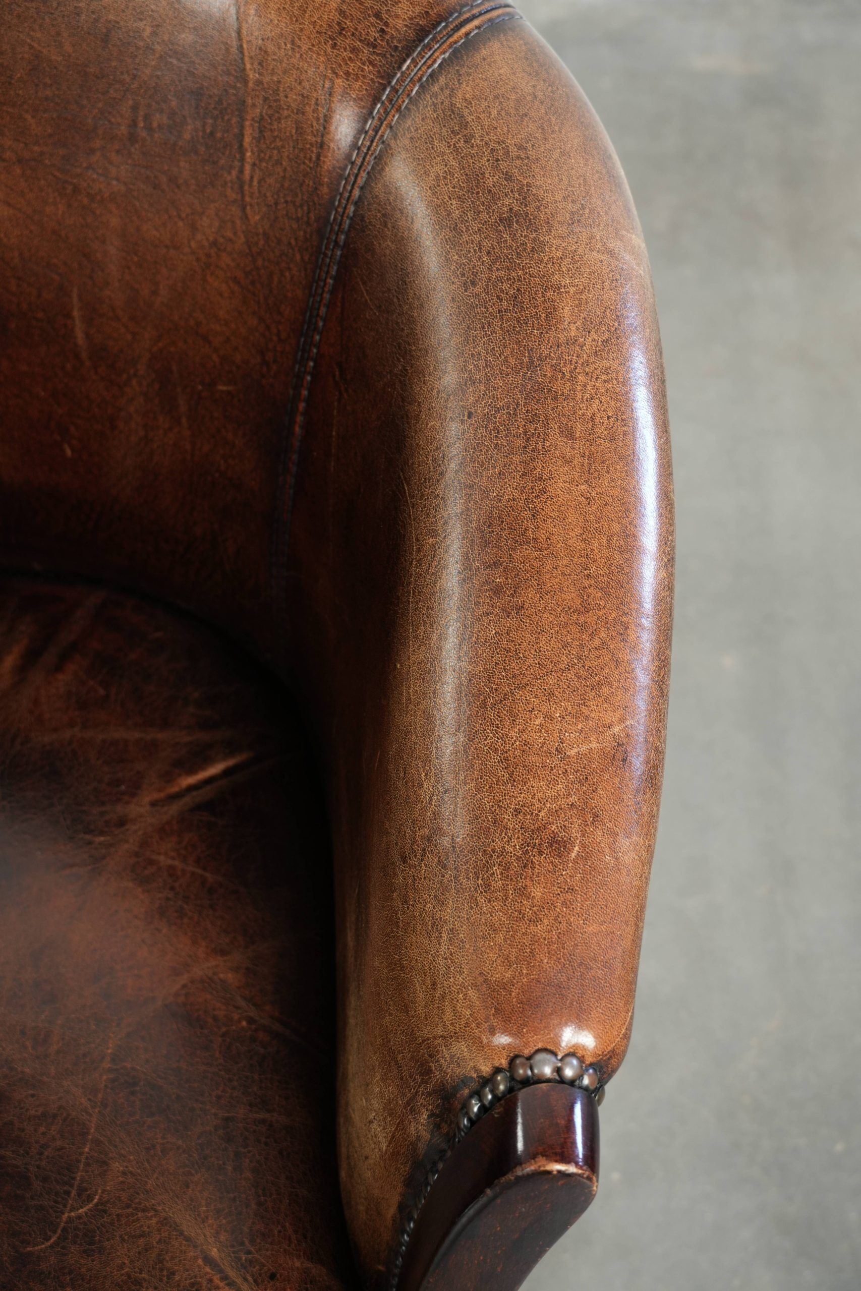 Ensemble de deux fauteuils en peau de mouton / fauteuils tubulaires avec une belle patine.