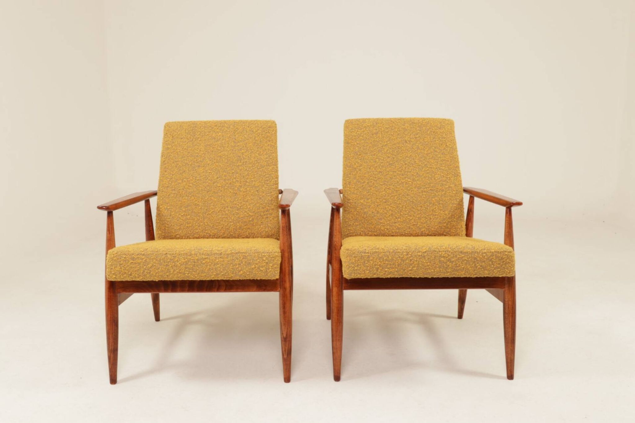 Deux chaises longues vintage en bouclée moutarde, design du milieu du siècle, 1960.