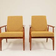 Deux chaises longues vintage en bouclée moutarde, design du milieu du siècle, 1960.