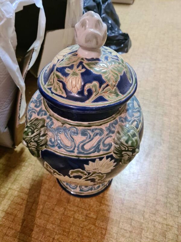 Pot avec couvercle