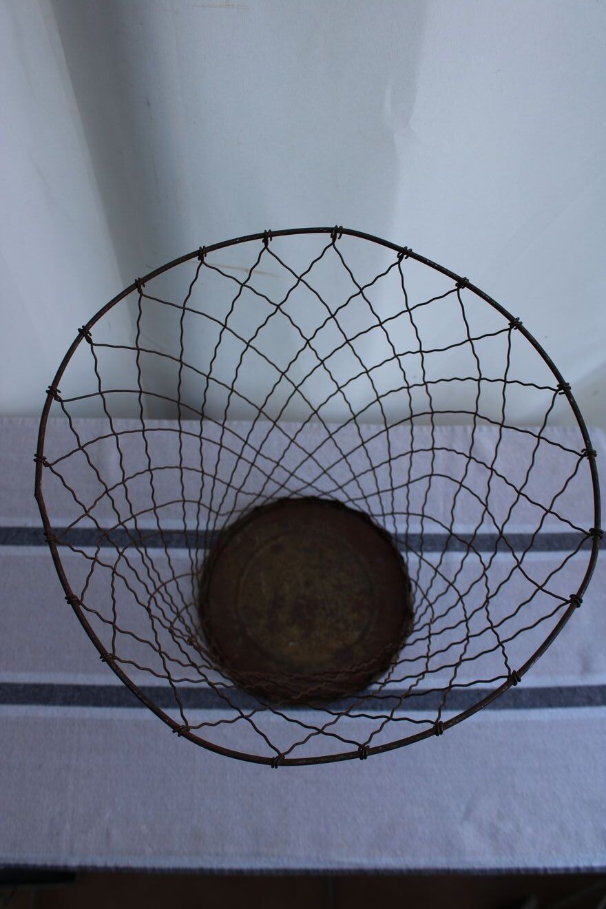 Metal wastepaper basket
