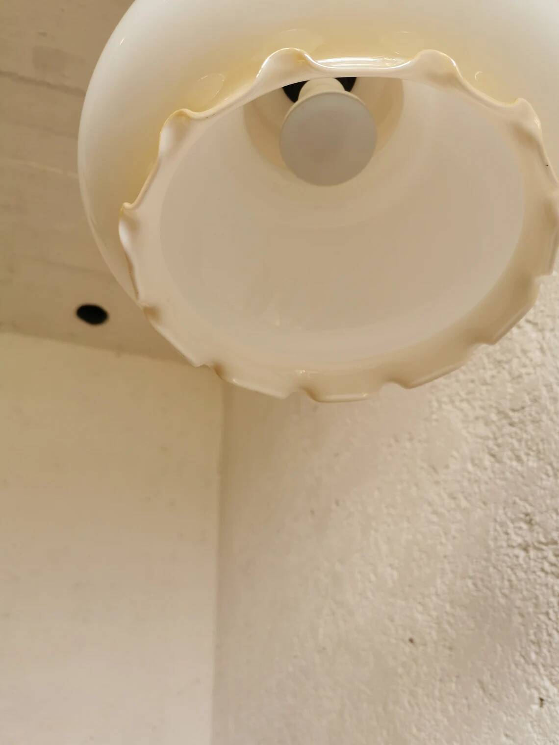 Suspension vintage en verre blanc : Éclairage de cuisine moderne du milieu du siècle