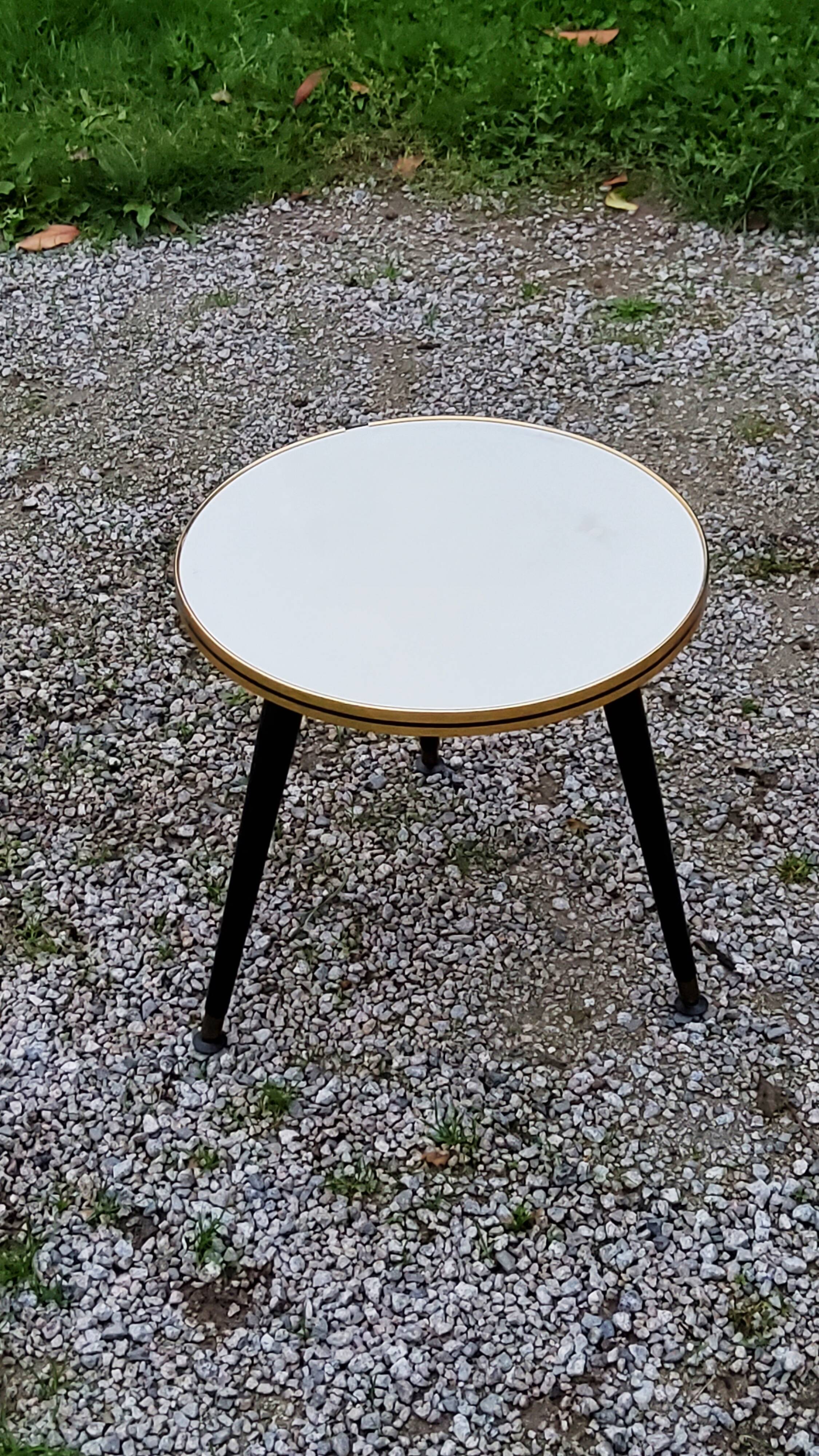 Table d’appoint vintage des années 60 piètement tripode bois noirci plateau formica blanc