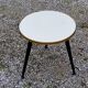 Table d’appoint vintage des années 60 piètement tripode bois noirci plateau formica blanc