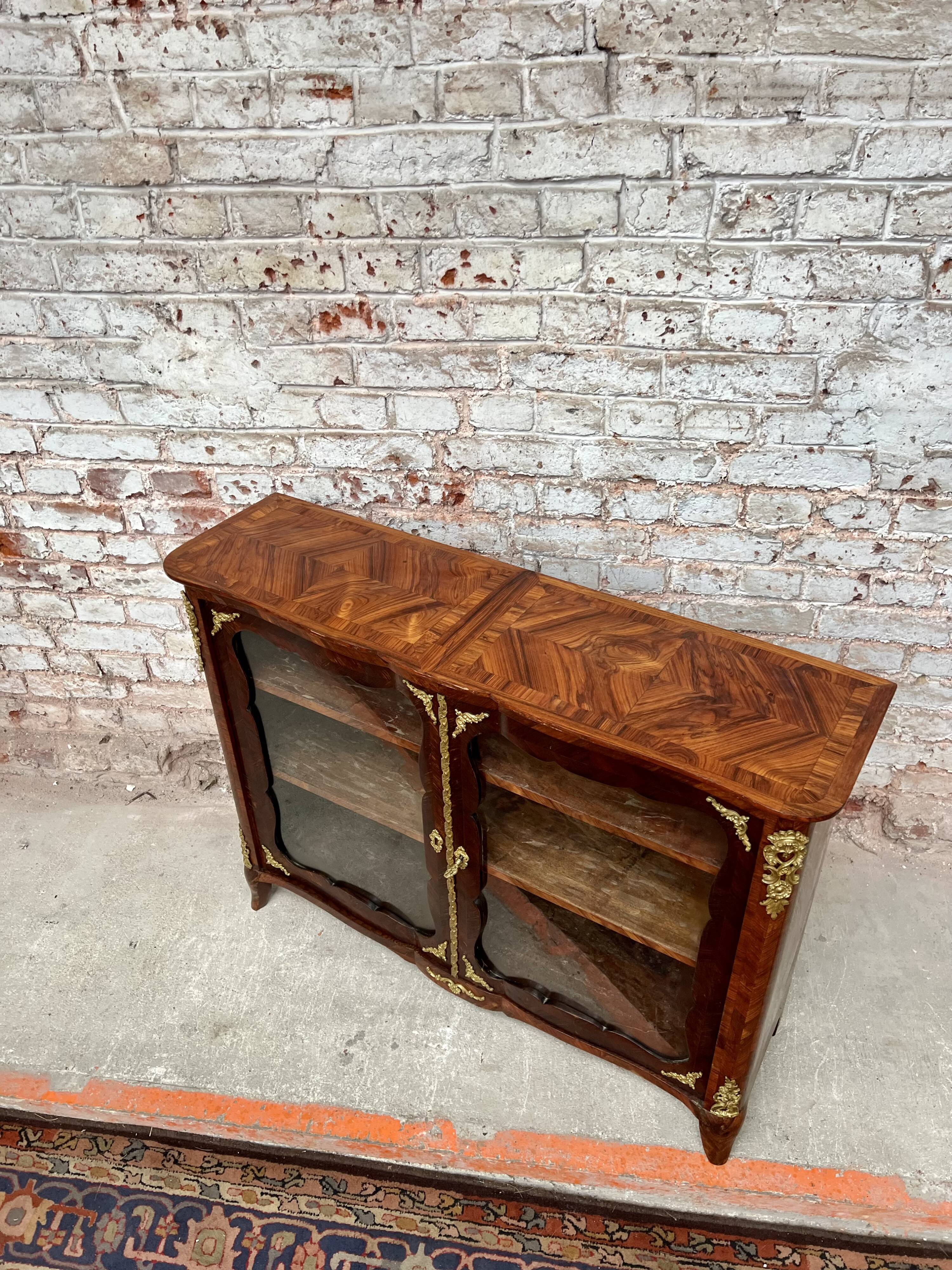 Low showcase in rosewood veneer of the regency xviii th century