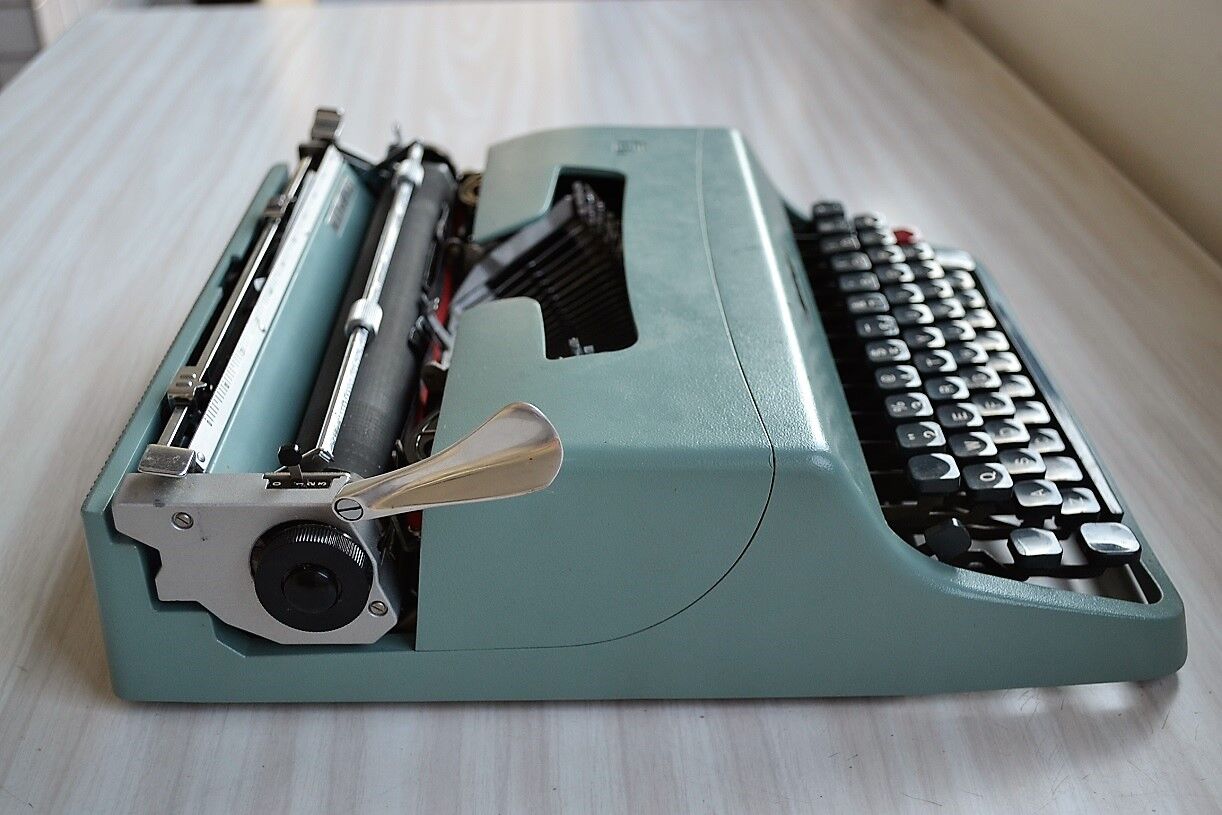 Typewriter portable olivetti lettera 32