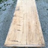 Light-coloured oak farm table