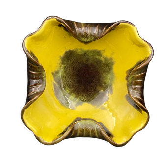 Polylobed ceramic cup Yellow background XXe Vallauris