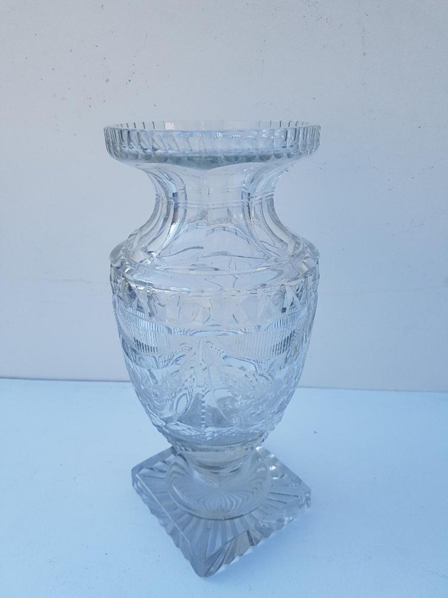 Vase cristal taillé forme Médicis