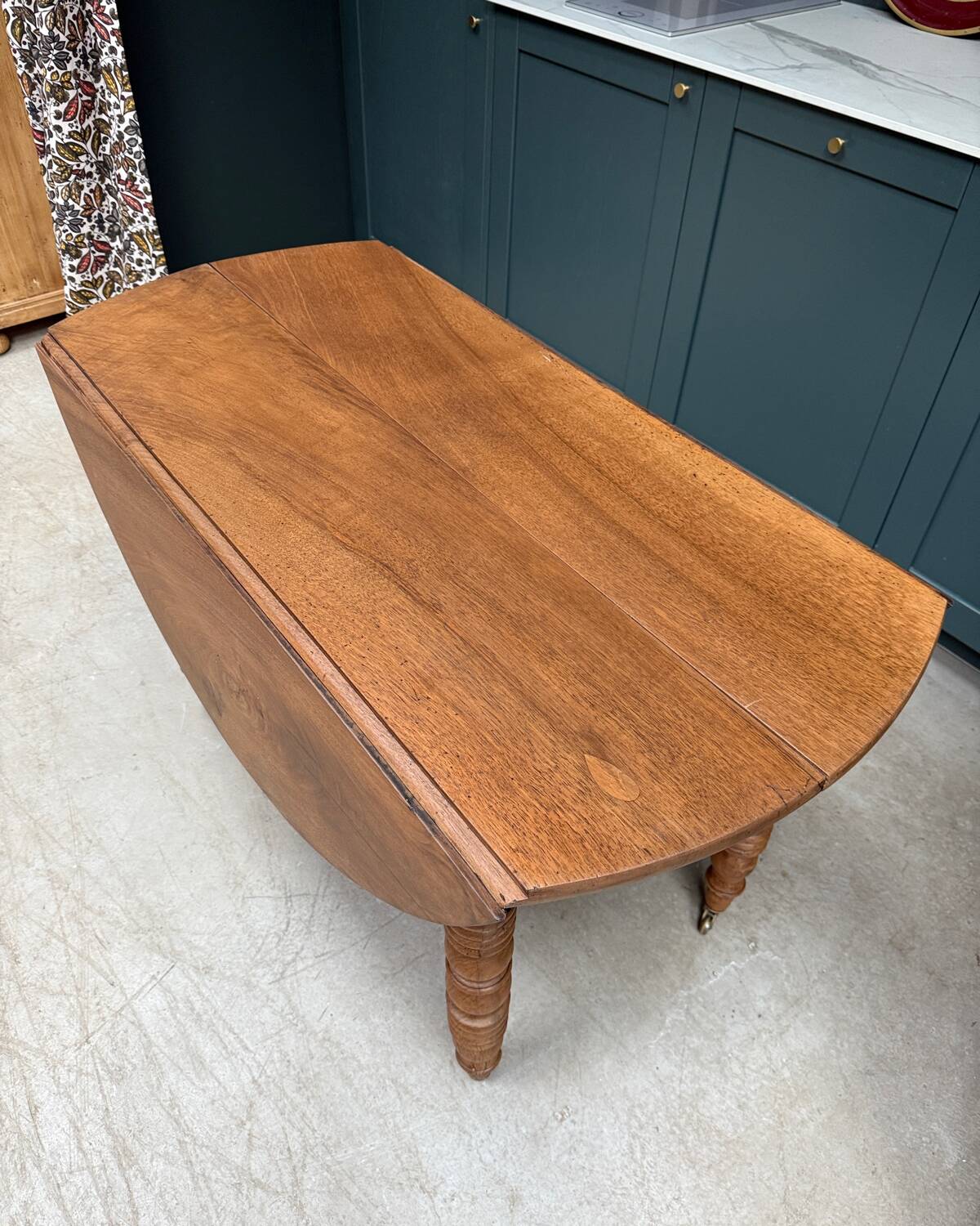 Extendable round table with turned legs (renovated)