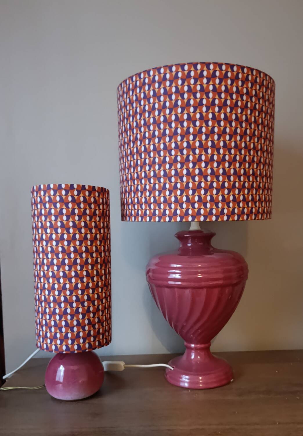 Duo lamp with raspberry ceramic base and vintage print lampshade