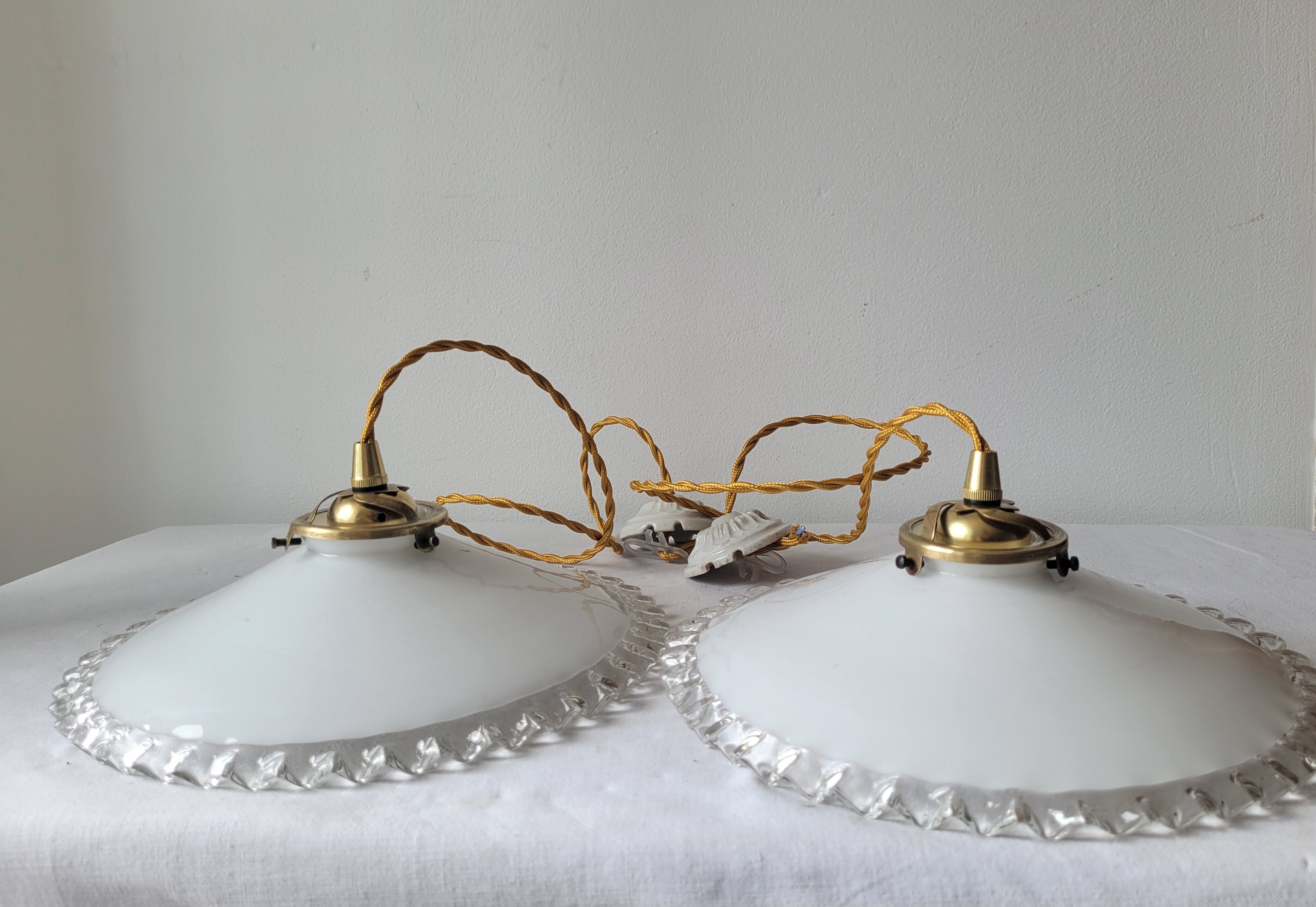 Duo of serrated opaline suspensions